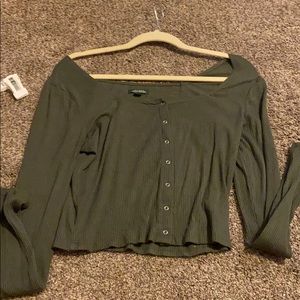 Green long sleeve w buttons